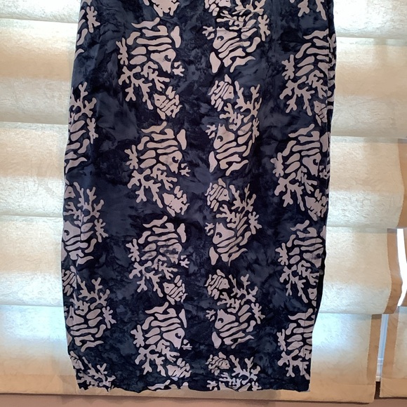 Long, beautiful dress. Smoke & pet free. - Picture 2 of 9